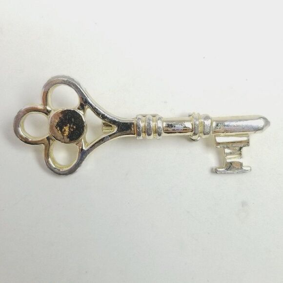 Vintage Silver Tone Skeleton Key Shape Brooch, Antique Style Lapel Pin, Estate - Picture 5 of 5
